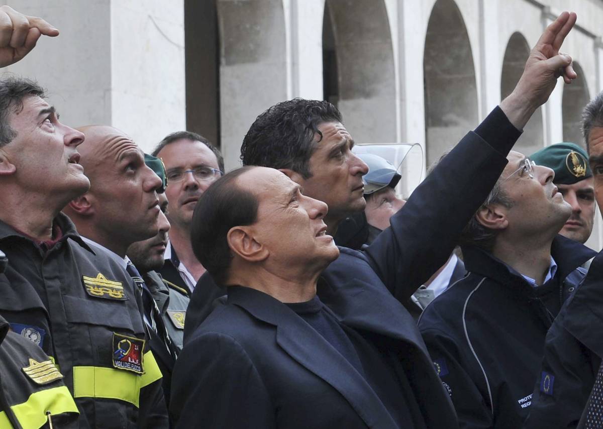 Berlusconi: "Ricostruire L'Aquila con un miliardo all'anno"