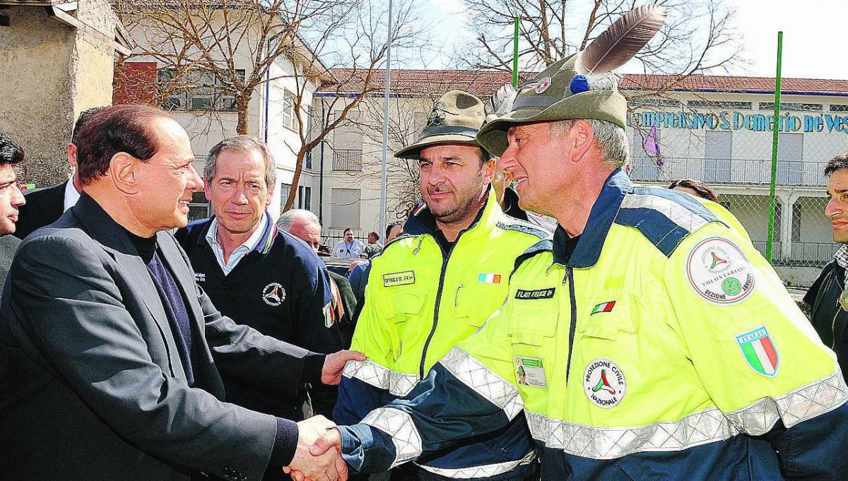 Gli alpini genovesi pronti a partire E Tursi dà 15 case