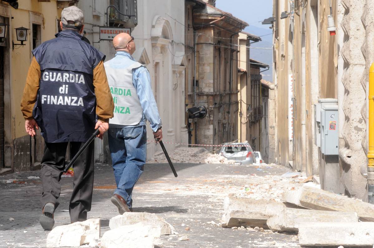 Sciacallaggio, fermati 
5 romeni, poi assolti 
Scoperti finti sfollati