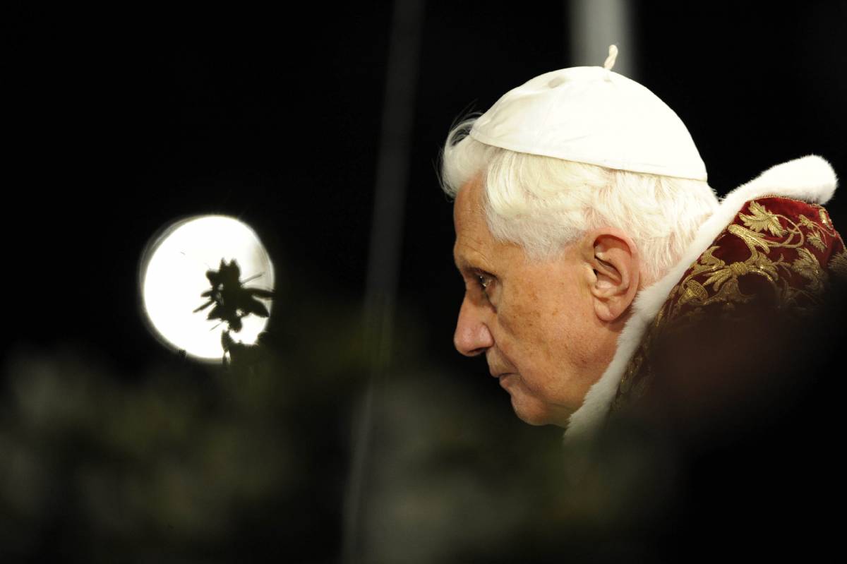 Via Crucis, il Papa 
prega per l'Abruzzo: 
"Possa vedere la luce"