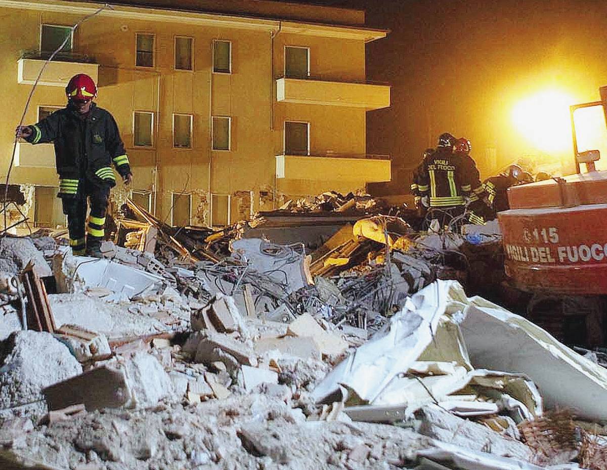 Terremoto, ecco le voci dall’inferno: "Aiuto, vediamo morti ovunque"