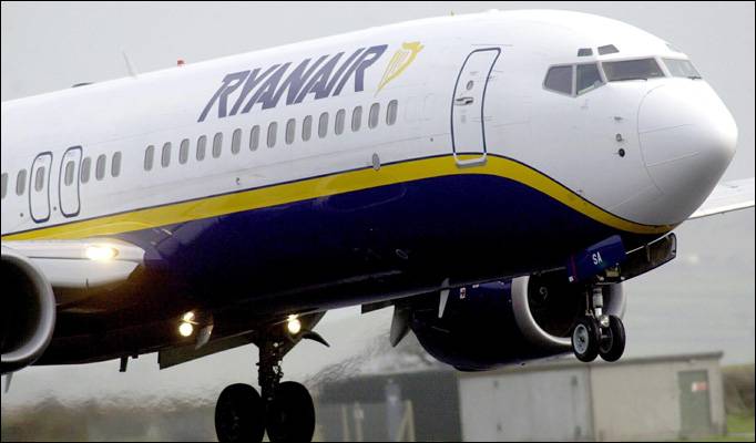 Aereo Ryanair atterra sulla via di rullaggio invece che sulla pista