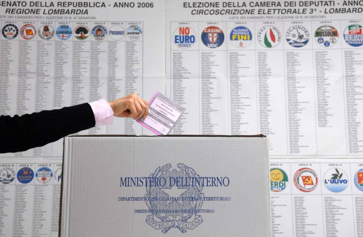 Referendum, Maroni: 
"Proporrò data in cdm" 
E il Pd apre al rinvio