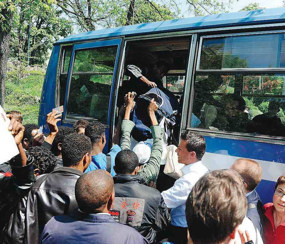 Non bastavano i rifugiati 
"sbarcano" altri clandestini