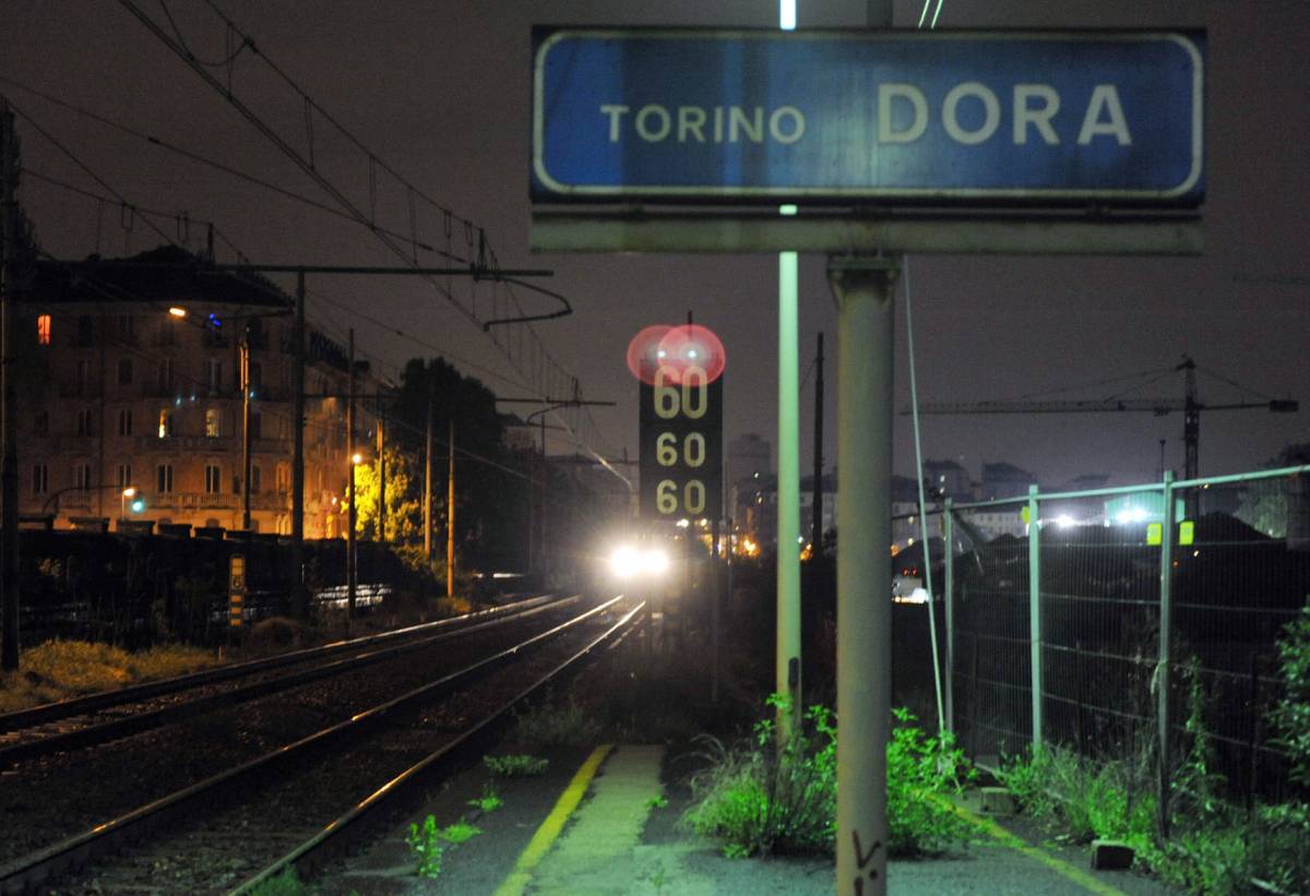 Torino, inseguiva pusher: 
agente travolto dal treno