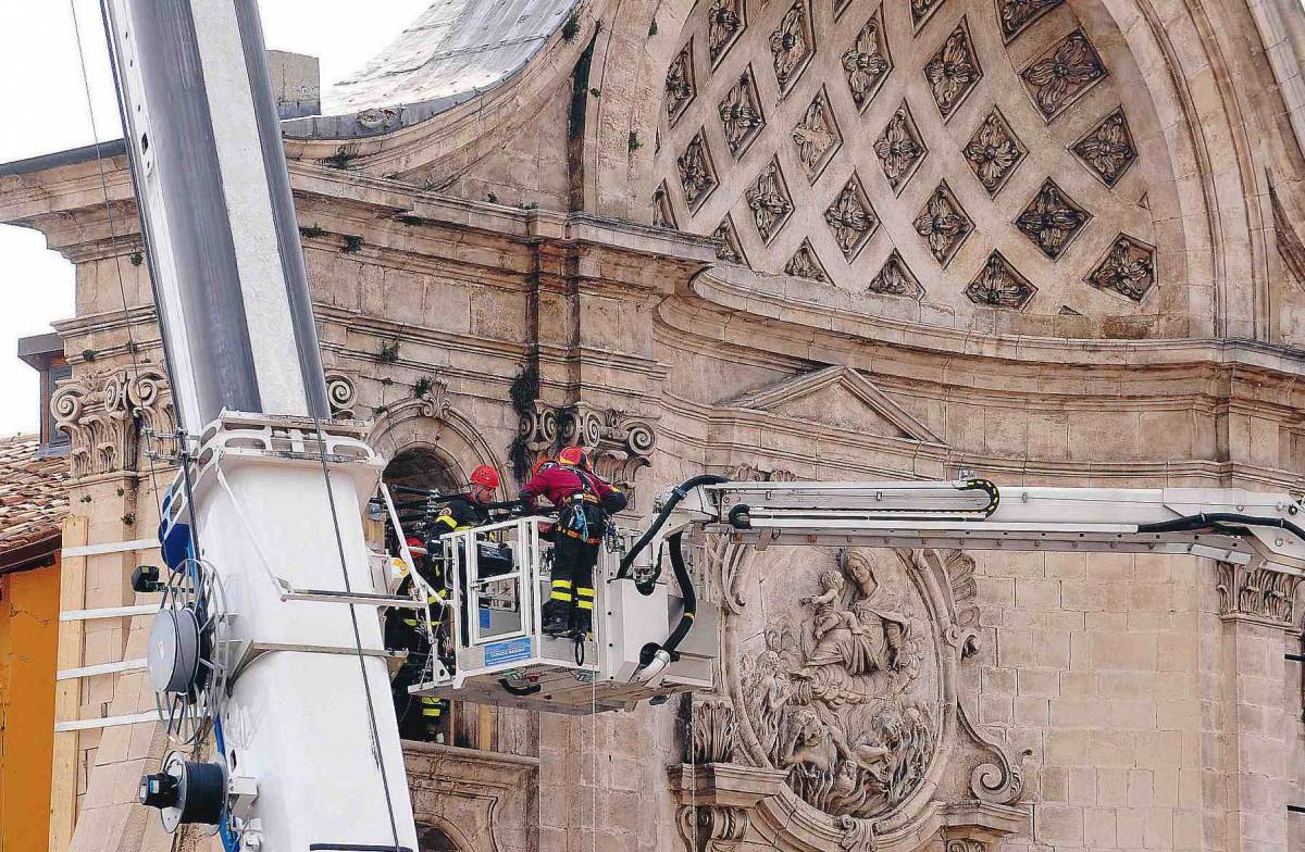 Il premier: "Abruzzo, vinta la sfida impossibile 
Tra un mese agibili sette case su dieci"