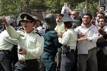 Iran, ancora lapidazioni: 
giustiziato un adultero 
Al patibolo 2 minorenni