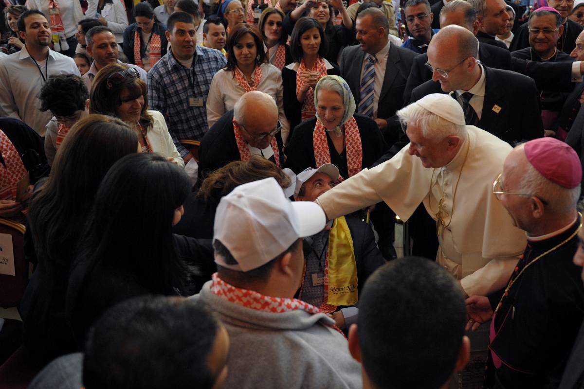 Giordania, il Papa in visita alla moschea: 
"La fede è sfigurata se serve la violenza"