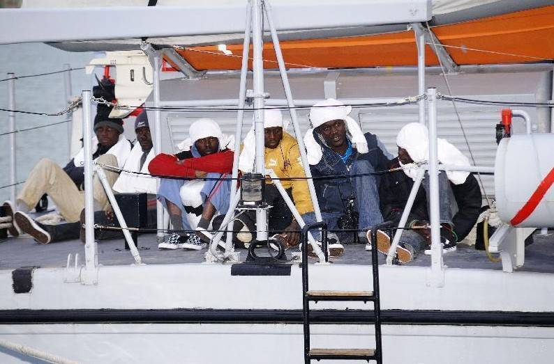 Immigrati, respinto un altro barcone  
Bossi: "La nostra linea fa proseliti"