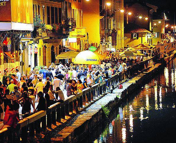 Navigli Ambulanza bloccata tra la folla, la movida selvaggia finisce su YouTube