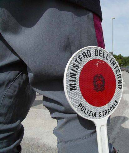 Lecce, arrestati 16 poliziotti 
L'accusa: soldi da aziende