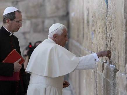 Benedetto XVI al Muro del pianto. Nel suo biglietto un grido: pace