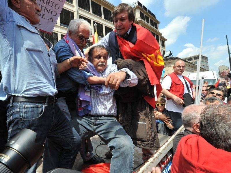 La triste parabola del sindacato rosso 
finisce a botte su un palco di Torino