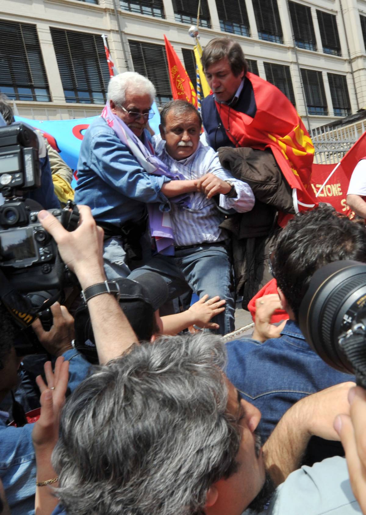 I sindacati: ora è allarme estremismo 
Gasparri: violenza figlia del santorismo