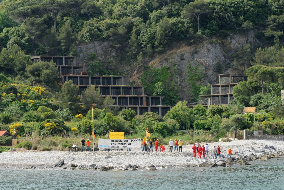 La Spezia, abbattuto l'ecomostro della Palmaria
