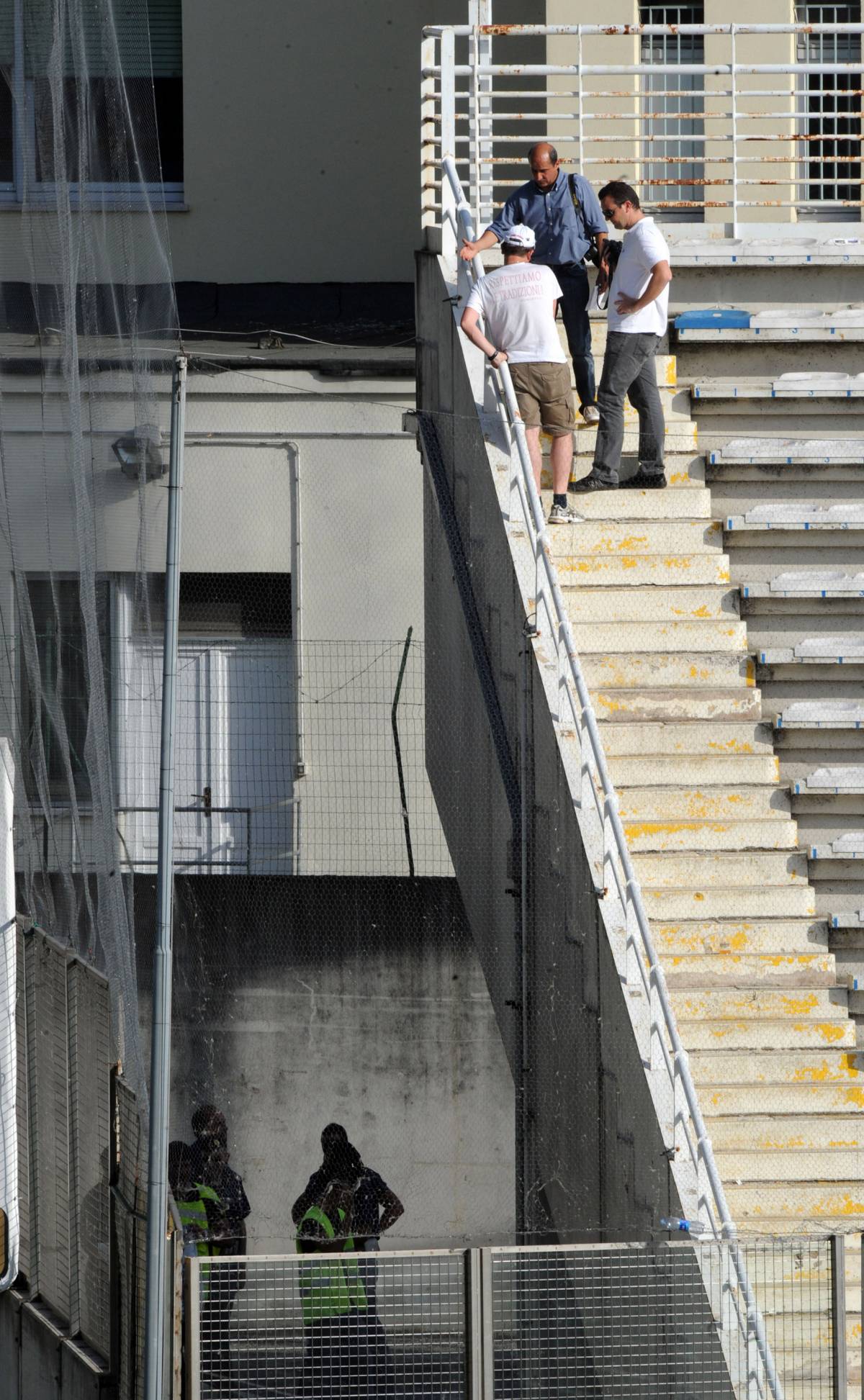 Parma, tifoso precipita dagli spalti e muore