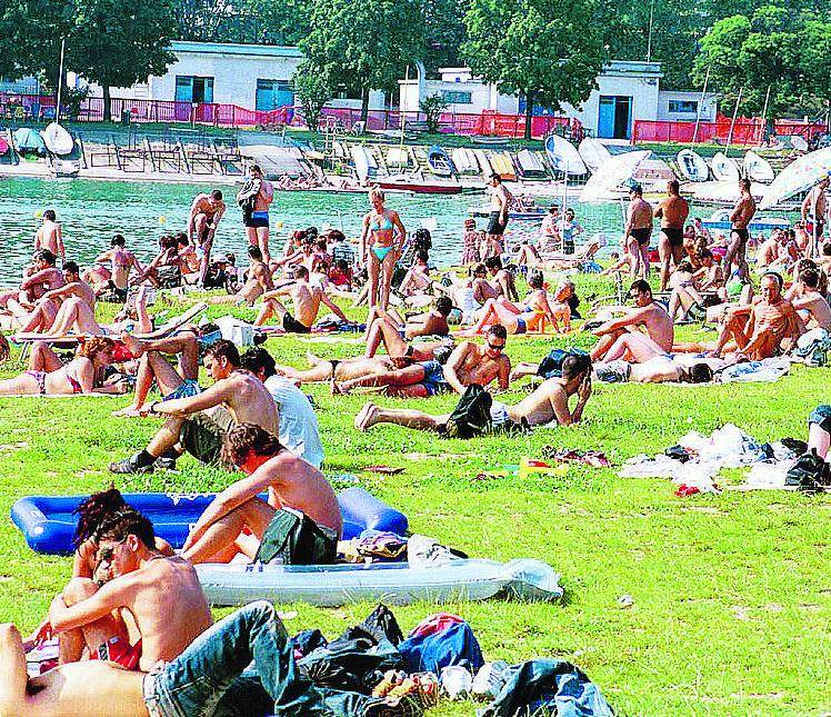 Temperature dieci gradi sopra la media In centinaia affollano parchi e piscine