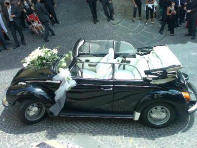 Sposa fugge con l'autista 
e abbandona il banchetto