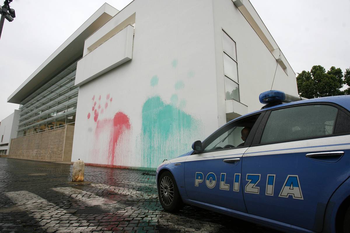 Il Tricolore 'sporca' l'Ara Pacis: 
wc e carta igienica alla teca
