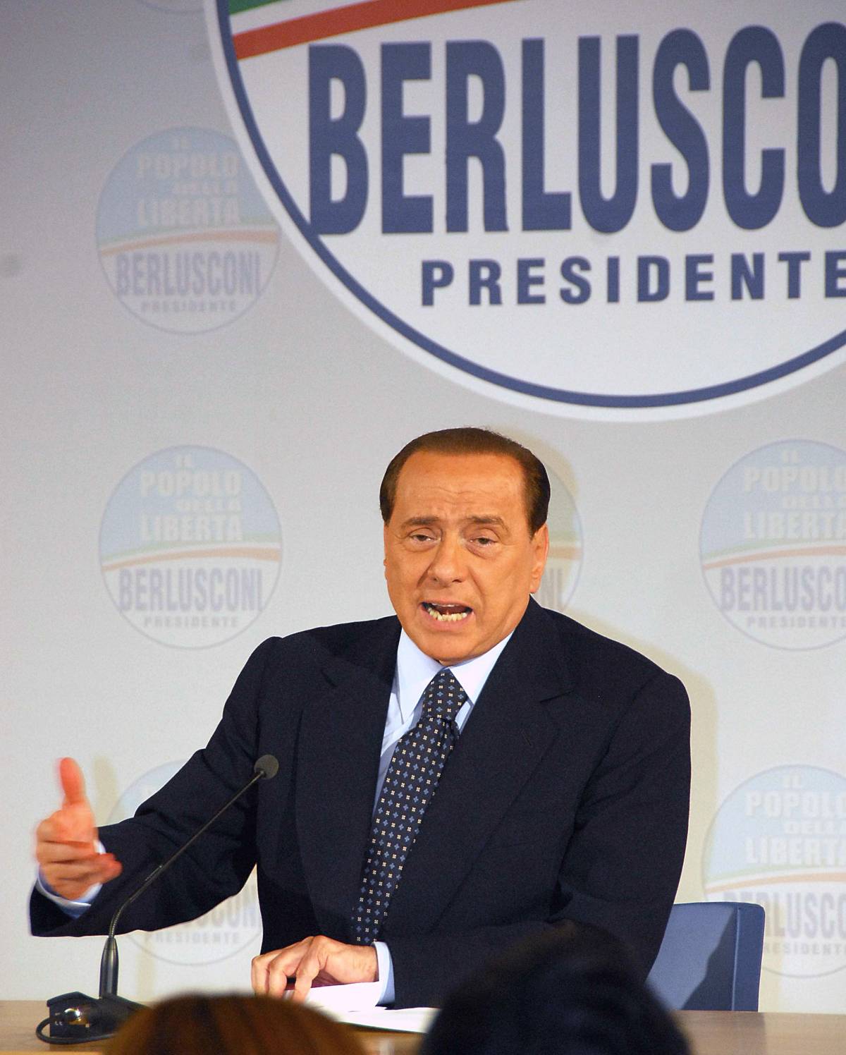 Villa Certosa, Berlusconi: "Toccato il fondo" 
Nuovo colpo di scena: "Veronica ha l'amante"