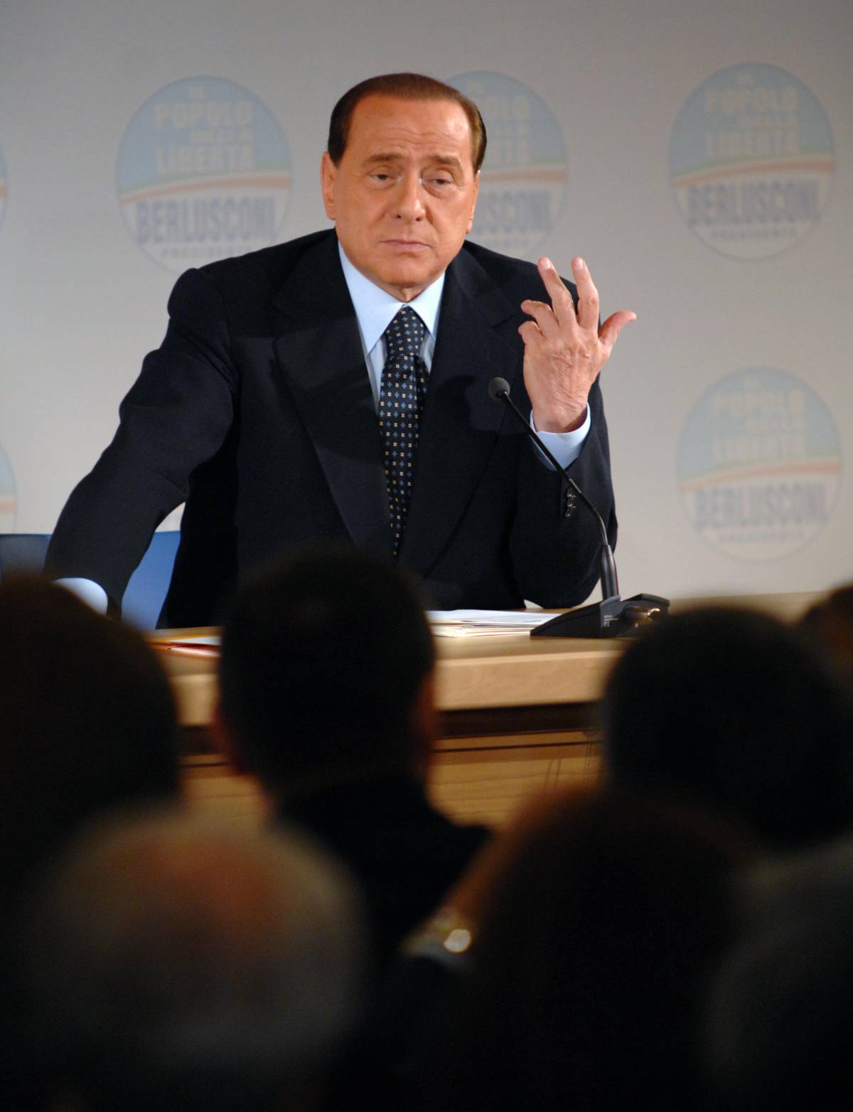 Il Times attacca: "Cade la maschera del clown" 
Berlusconi: "Stampa estera ispirata da sinistra"