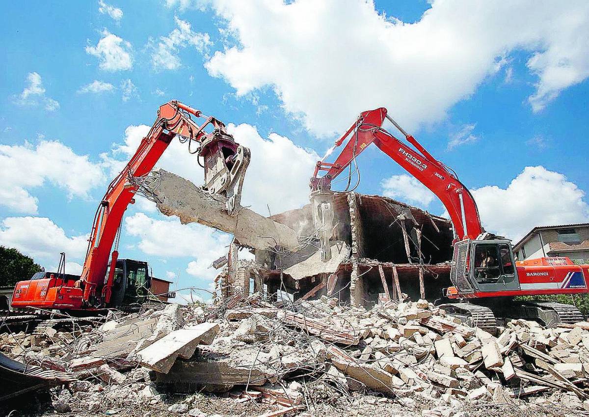 Ruspe in azione Demolite due maxiville abusive a Lunghezza e a Marino