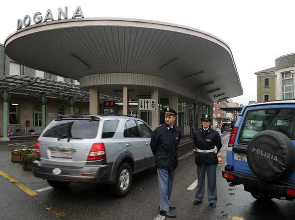 Chiasso: "Niente da dichiarare"   
In valigia hanno 96 miliardi di euro