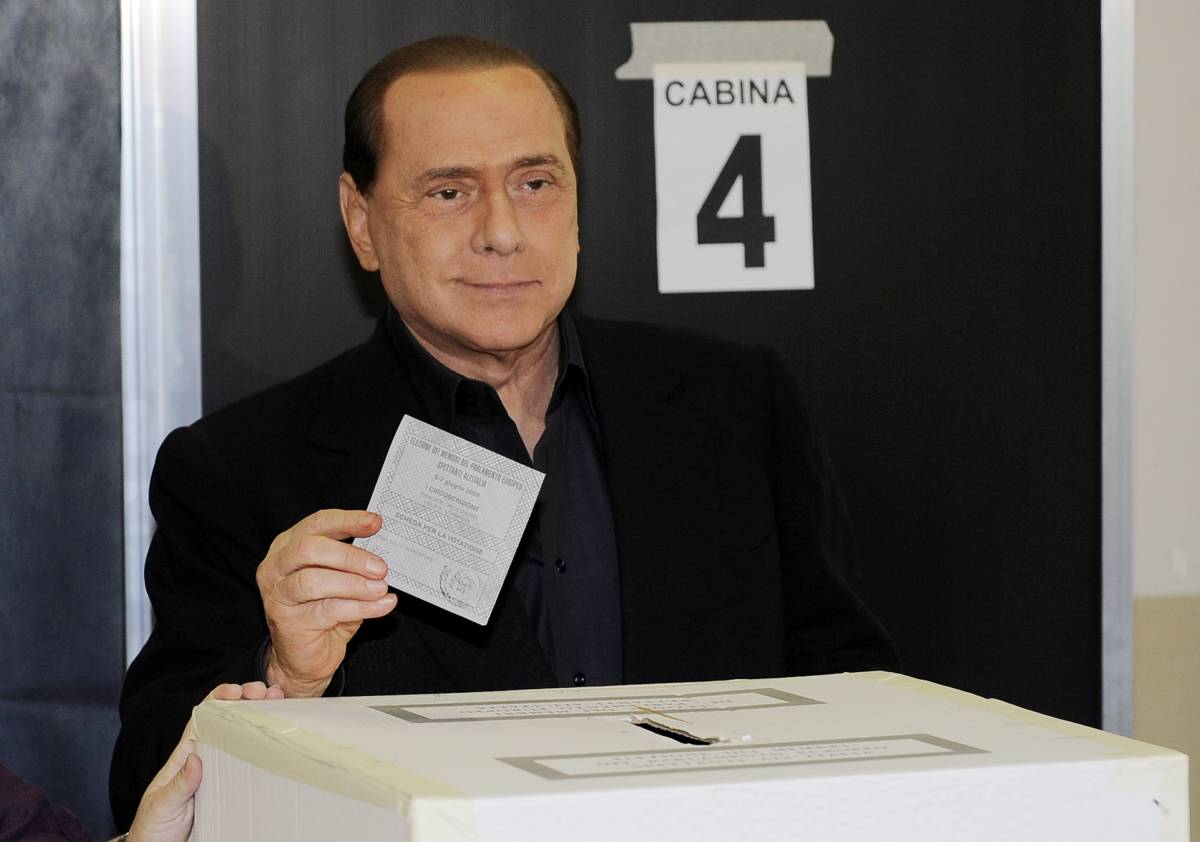 Berlusconi arriva 
al seggio 502, scoppia 
la festa: "Silvio, Silvio"