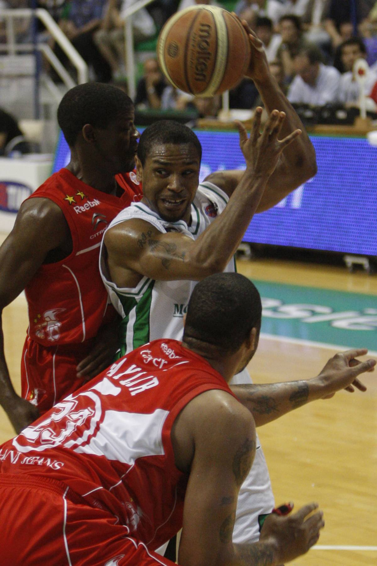 Basket: Siena regala 11' 
poi dilaga. Milano va ko