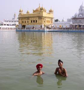 Amritsar, fra India e Pakistan:il rito quotidiano della chiusura della frontiera