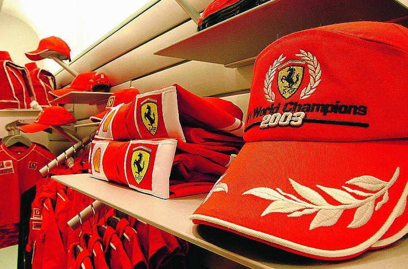 Ora l’Outlet si colora di rosso Ferrari