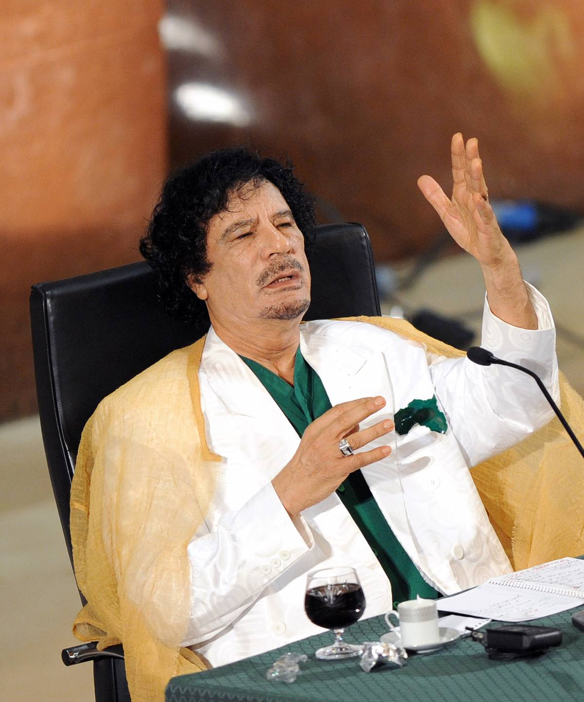 Gheddafi: "Usa come Osama". Frattini: "No" 
Poi va alla Sapienza, contestato dagli studenti
