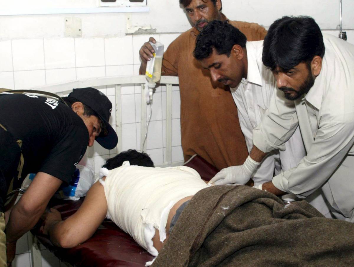 Duplice attentato in Pakistan: 
muore il rettore anti-talebani