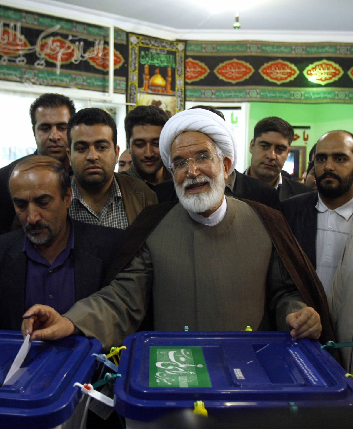 Iran, affluenza all'80% 
Prorogata chiusura urne 
Mousavi: "Rischio brogli"