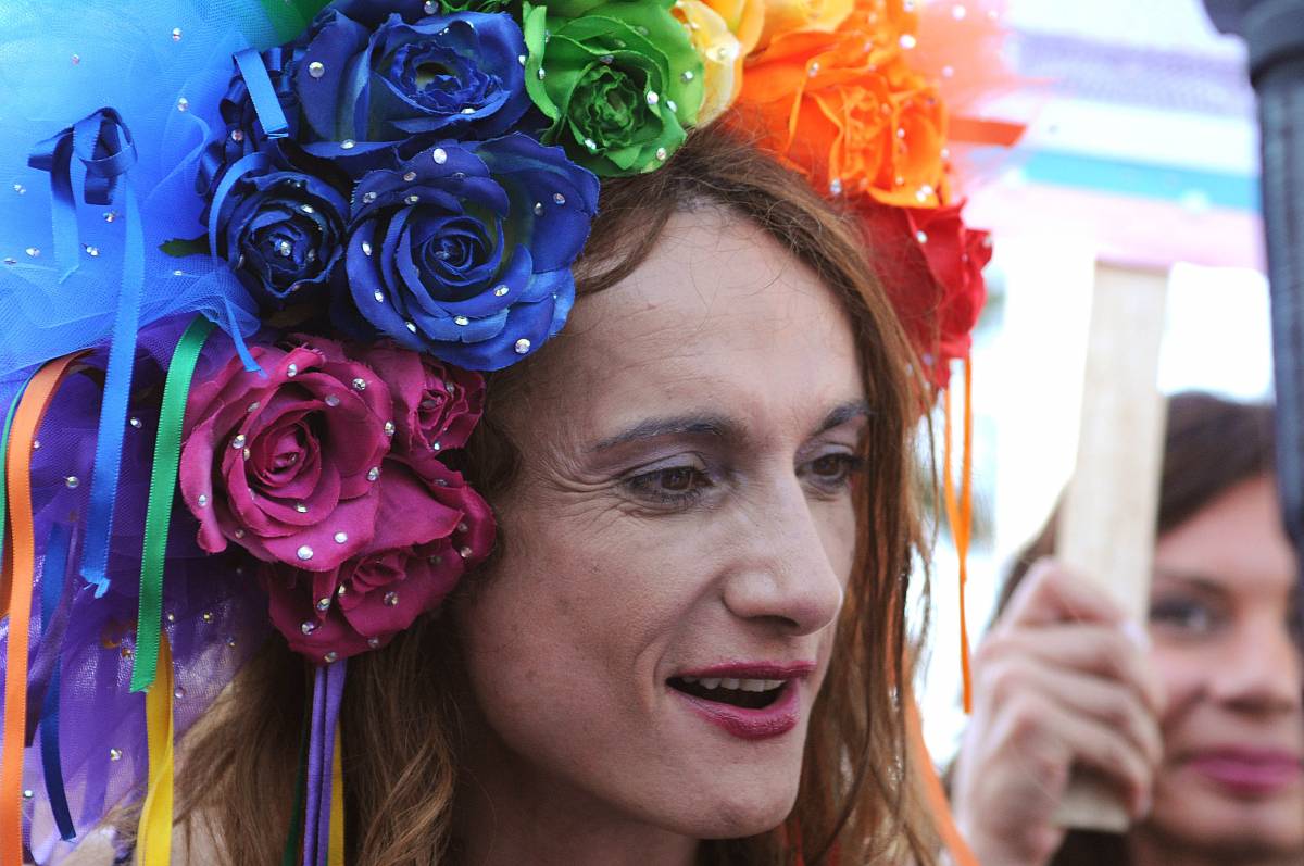 L'orgoglio gay sfila a Roma: "Stessi diritti"
