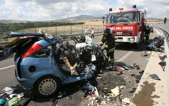 Cosenza, travolti dopo l'incidente: tre morti