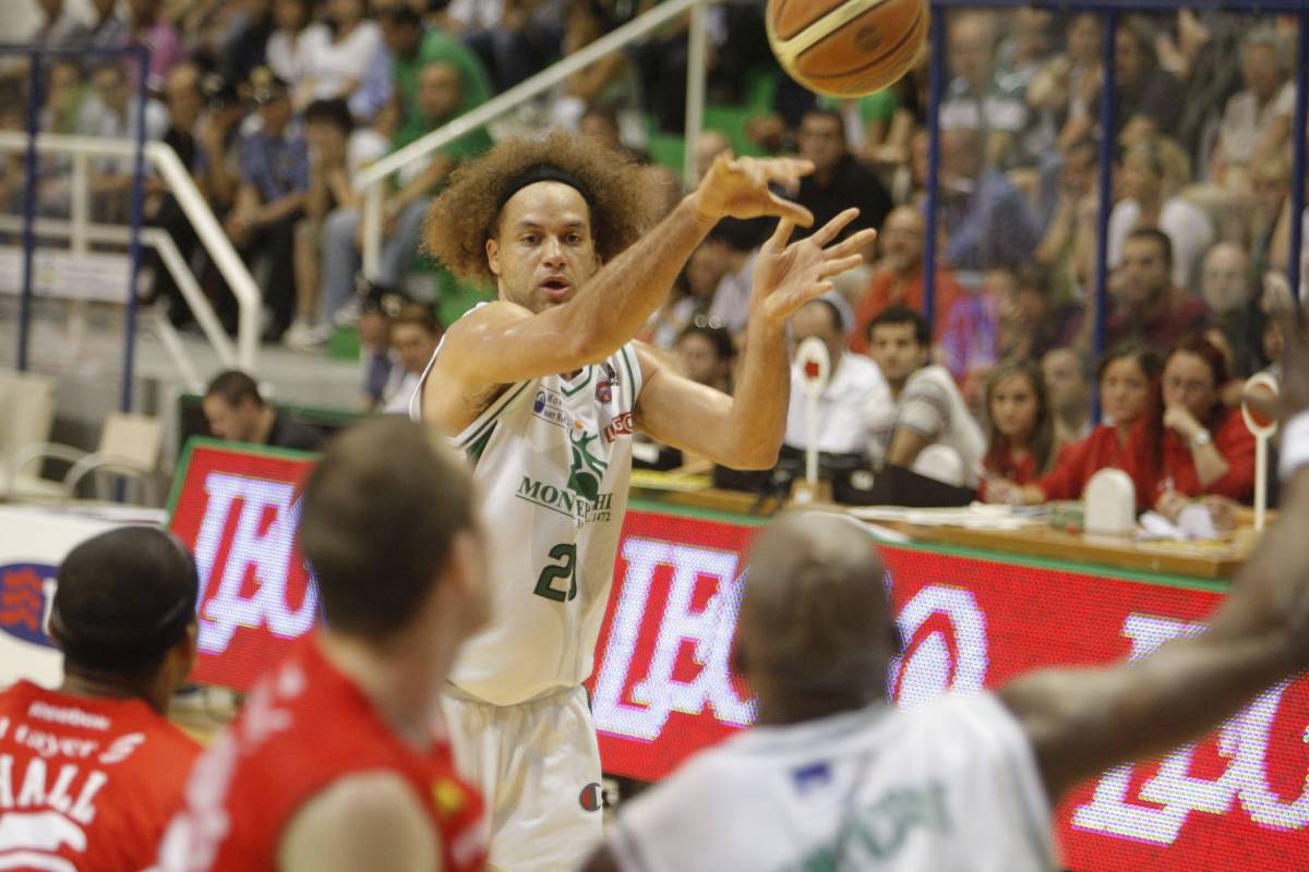 Basket, Siena spietata  
Passa anche a Milano