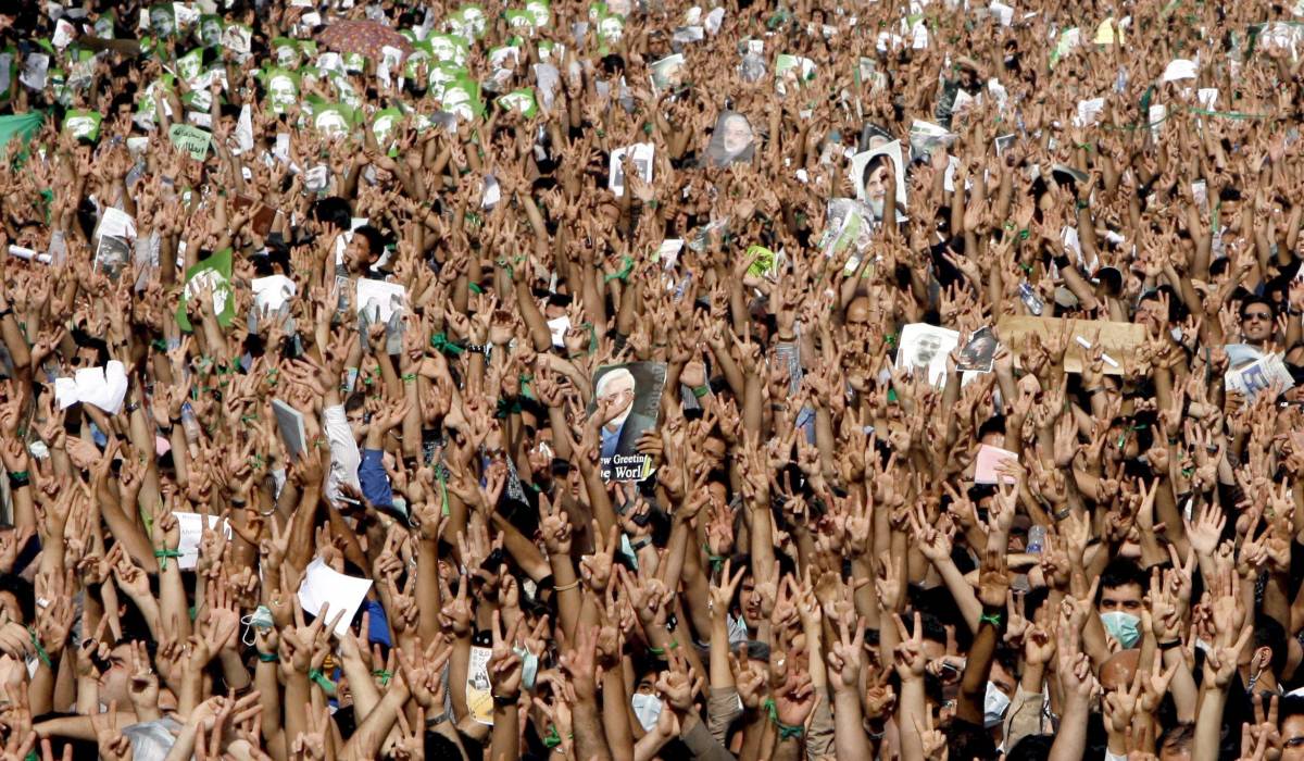 Iran, 2 milioni in piazza per Moussavi 
Spari sui manifestanti: sette le vittime