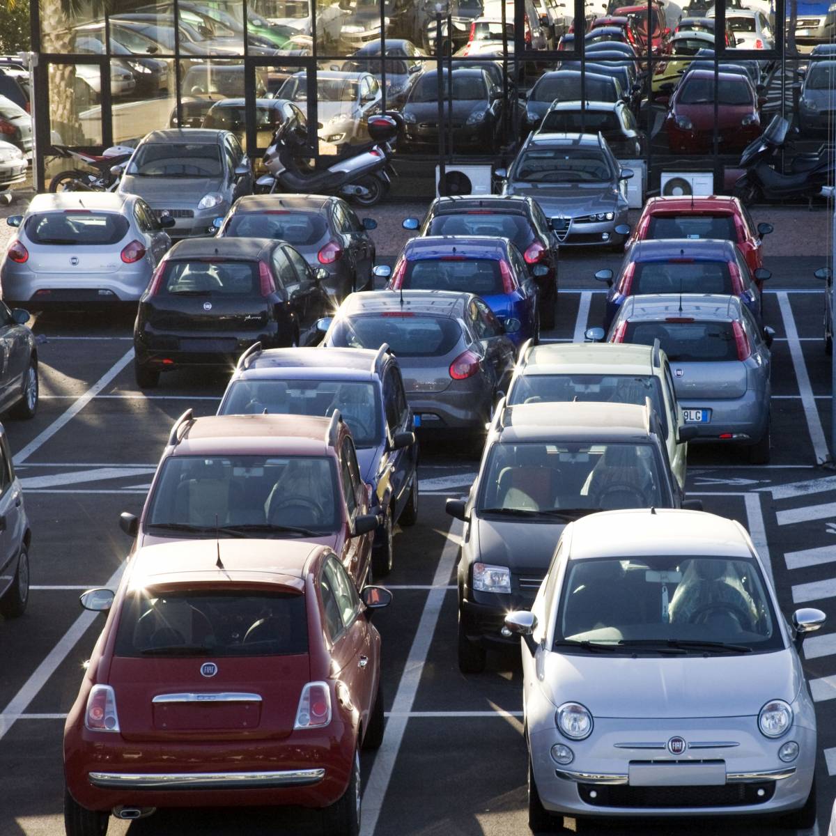 Ue, auto a picco: -4,9% 
Migliora la Fiat: +2,5% 
In Italia inflazione a 0,9%