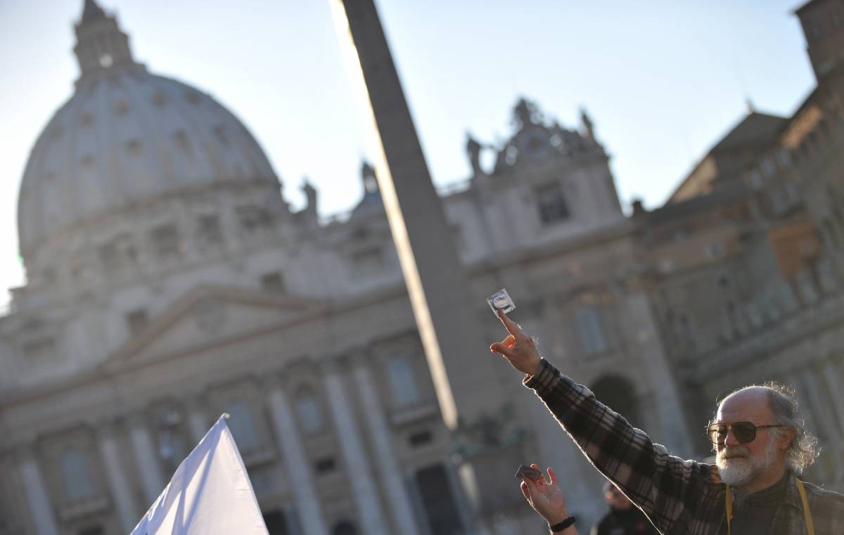 Preservativi nelle scuole,  
l'allarme del Vaticano: 
"Sessualità banalizzata"