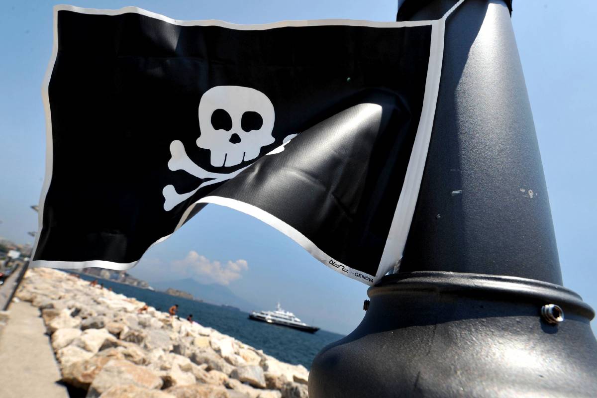 Golfo di Napoli, motoscafo assaltato dai pirati