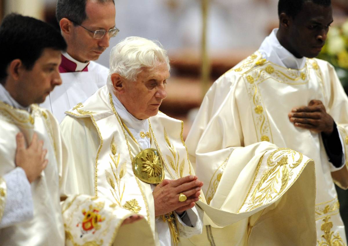 Ratzinger a tutti i preti: imitate Padre Pio
