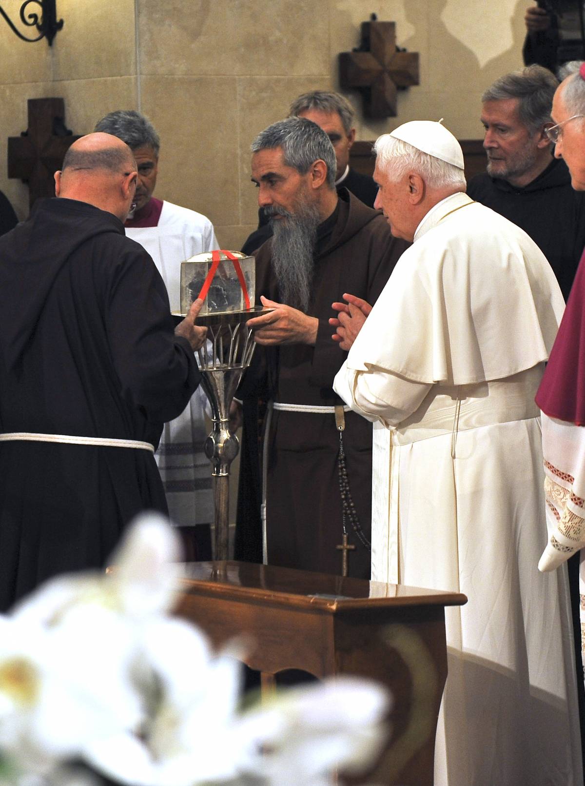 Il Papa prega nella cripta di Padre Pio