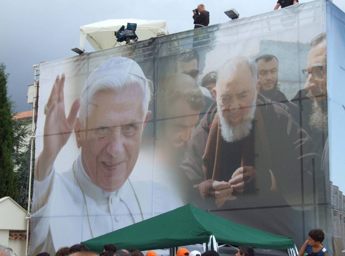 Il Papa in ginocchio da San Pio 
"Più preghiera e meno attivismo"