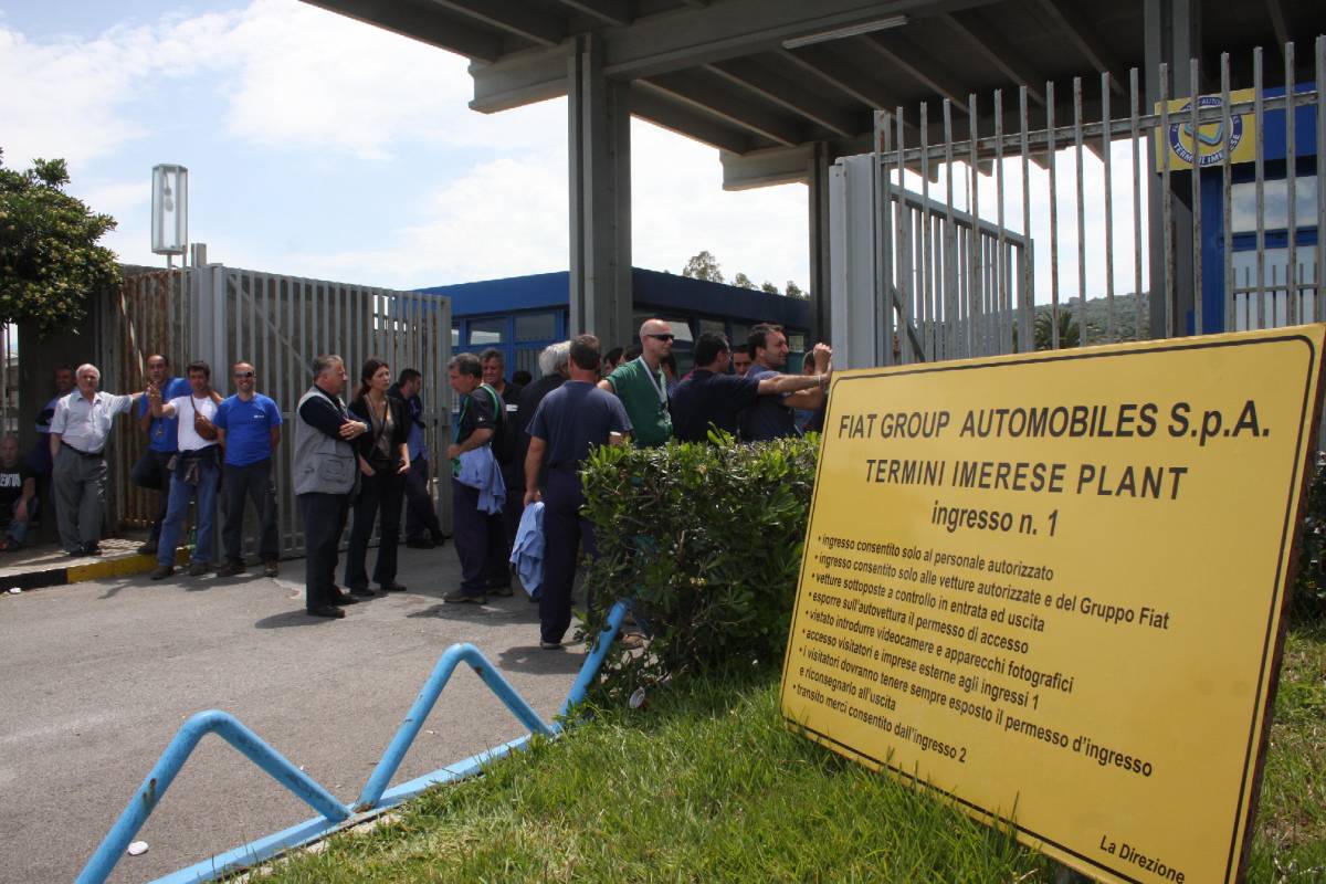 Fiat a Termini Imerese  
gli operai bloccano i treni