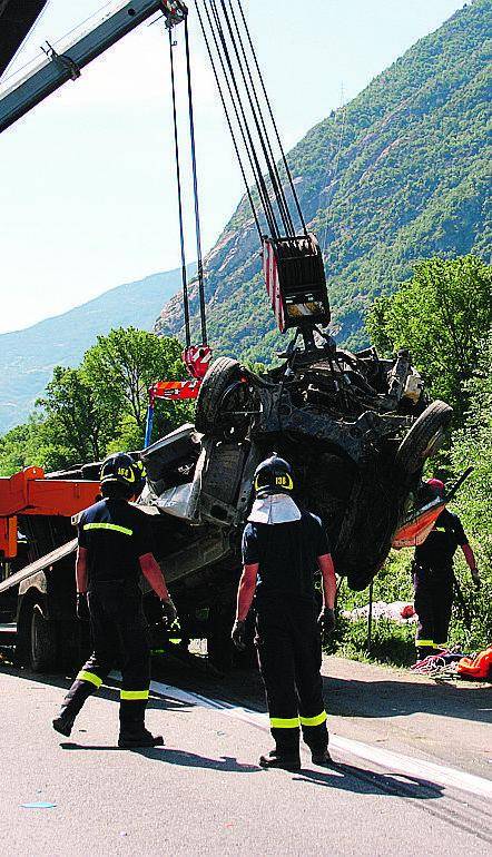 Tir travolge gruppo di operai: una vittima