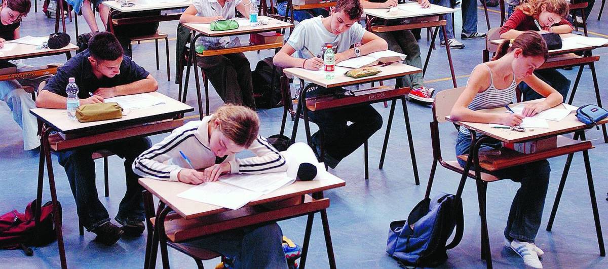 Maturità al via, si inizia con il tema «Questa volta non ci saranno ritardi»