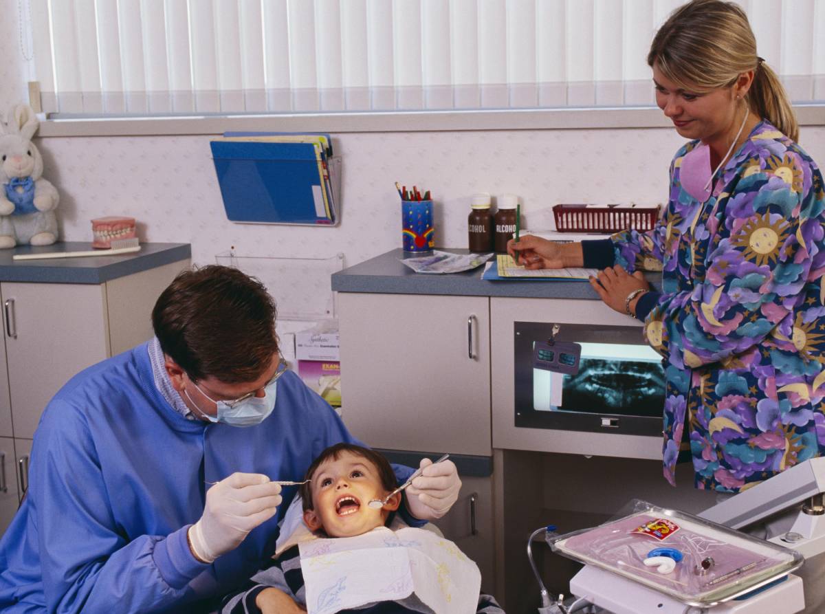 Controlli gratuiti ai denti coi sorrisi degli amici clown