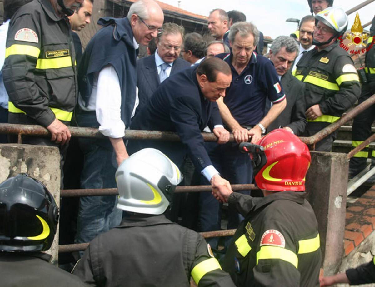 Berlusconi: "Aiuti totali 
per ricostruire le case 
E' stato di emergenza"