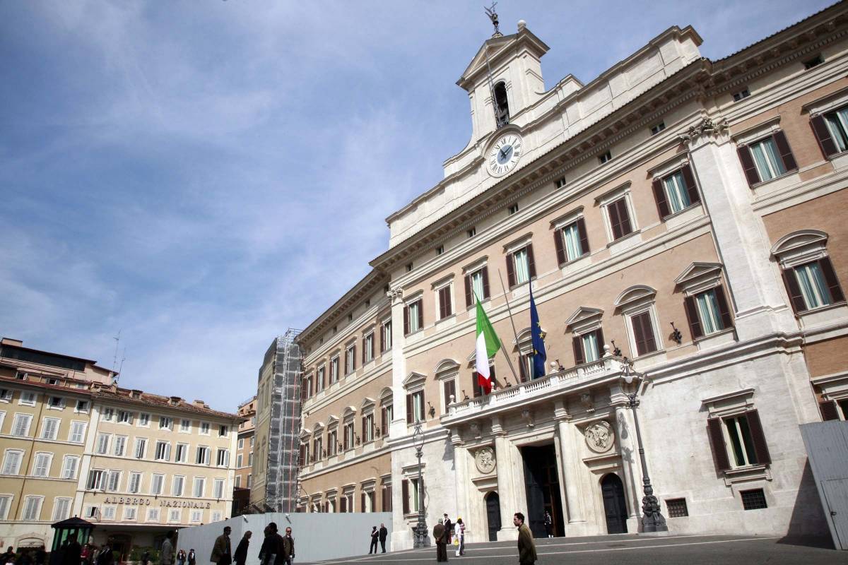 Caso Mazzella, Palazzo Chigi nega ogni addebito 
Di Pietro: "Dimissioni di Alfano e dei giudici"